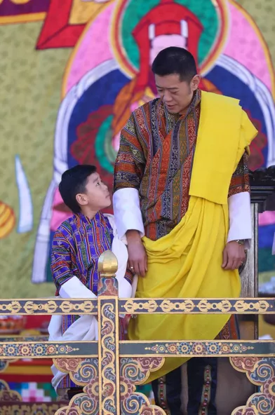 Le roi du Bhoutan Jigme Khesar Namgyel Wangchucket son fils aîné, le prince héritierJigme Namgyel, à Thimphou, le 17 décembre 2021