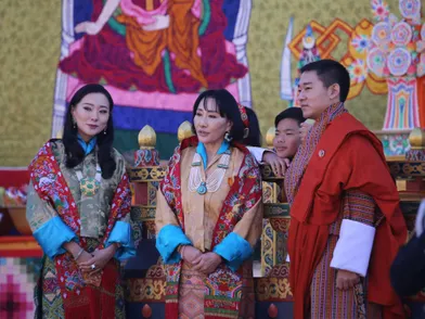 La reine-mère du Bhoutan Tshering Pem avec sa fille la princesse Kezang Choden et son fils le prince Ugyen Jigme (demi-sœur et demi-frère du roi),à Thimphou le 17 décembre 2021