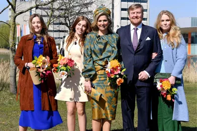 Le roi Willem-Alexander et la reine Maxima des Pays-Bas avec leurs filles les princesses Catharina-Amalia, Alexia et Ariane à Eindhoven, le 27 avril 2021