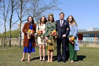 Le roi Willem-Alexander et la reine Maxima des Pays-Bas avec leurs filles à Eindhoven, le 27 avril 2021