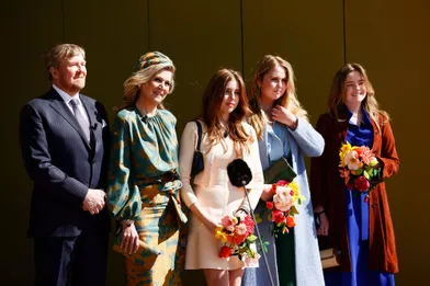 Le roi Willem-Alexander et la reine Maxima des Pays-Bas avec leurs filles les princesses Catharina-Amalia, Alexia et Ariane à Eindhoven, le 27 avril 2021