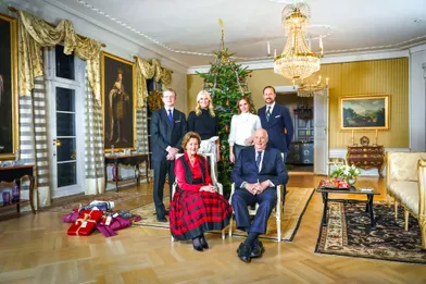 La reine Sonja et le roi Harald V avec les princesses Mette-Marit et Ingrid Alexandra et les princes Haakon et Sverre Magnus àBygdø Kongsgård, le 20 décembre 2021