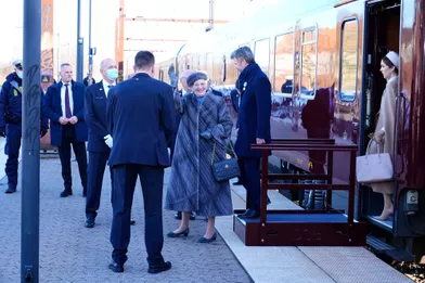 La reine Margrethe II de Danemark, suivie du prince Frederik et de la princesse Mary, sort du train à Roskilde, le 14 janvier 2022