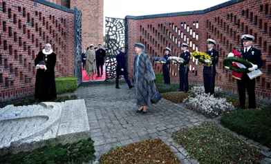 La reine Margrethe II devantla tombe du roi Frederik IX et de la reine Ingrid de Danemark àRoskilde, le 14 janvier 2022