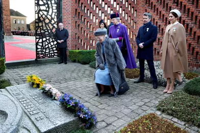 La famille royale danoise devantla tombe du roi Frederik IX et de la reine Ingrid de Danemark àRoskilde, le 14 janvier 2022