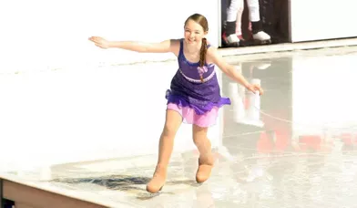 A Monaco, le sport est une affaire de famille. La petite dernière, Alexandra de Hanovre ne fait pas défaut. La fille de Caroline de Monaco a remporté le concours de patinage de la piscine en plein air de Monaco qui comme chaque hiver a été transformée en piste de glace.