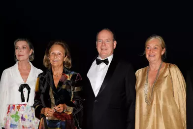 La princesse Caroline de Hanovre et le prince Albert II de Monaco avec Patricia Husson et Domitille Lagourgue(la présidente du conseil d'administration et la directrice de &quot;Mission Enfance&quot;) à Monaco, le 17 septembre 2021