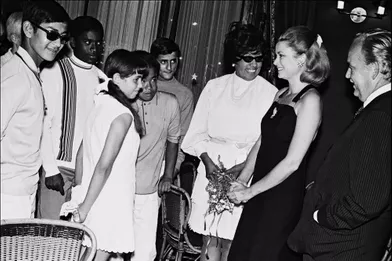 La princesse Grace et le prince Rainier III de Monaco accueillent Joséphine Baker et ses enfants à Monaco en août 1969