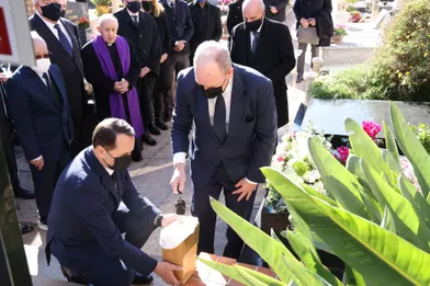 Le prince Albert II de Monaco recueille de la terre de Monaco pour la Panthéonisation de Joséphine Baker, le 29 novembre 2021