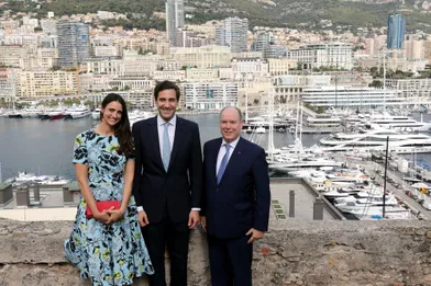Le prince Albert II de Monaco avec le prince Jean-Christophe Napoléon et sa femme la princesse Olympia à Monaco, le 9 octobre 2021