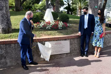 Le prince Albert II de Monaco avec le prince Jean-Christophe Napoléon et la princesse Olympia à Monaco, le 9 octobre 2021
