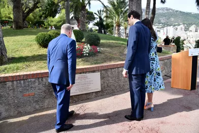 Le prince Albert II de Monaco avec le prince Jean-Christophe Napoléon et sa femme la princesse Olympia à Monaco, le 9 octobre 2021