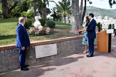 Le prince Albert II de Monaco avec le prince Jean-Christophe Napoléon et la princesse Olympia à Monaco, le 9 octobre 2021