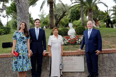Le prince Albert II de Monaco avec le prince Jean-Christophe Napoléon, sa femme la princesse Olympia, et l'actuelle propriétaire de la Villa Cyrnos à Monaco, le 9 octobre 2021