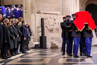 Le prince Albert II de Monaco entre Brian Bouillon-Baker et Emmanuel Macron lors de la cérémonie d'entrée au Panthéon de Joséphine Baker, à Paris le 30 novembre 2021