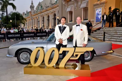 Le prince Albert II de Monaco avec le réalisateur du dernier James Bond Cary Fukunaga à Monaco, le 29 septembre 2021