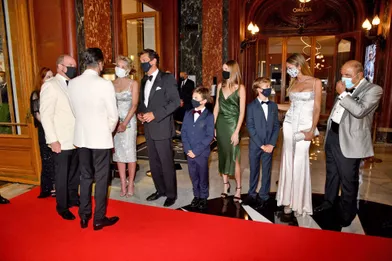Le prince Albert II de Monaco avecCary Fukunaga, Sharon Stone et Christian Moore et sa famille à Monaco, le 29 septembre 2021