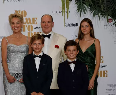 Le prince Albert II de Monaco avec Sharon Stone et les petits-enfants de Roger Moore à Monaco, le 29 septembre 2021