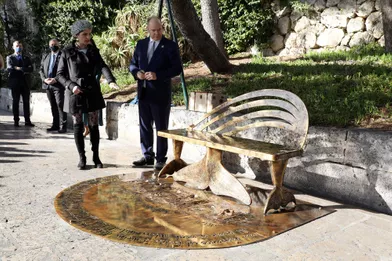 Le prince Albert II de Monaco a dévoilé le banc&quot;Ainsi soit-il!&quot;, avec sa créatrice l'artisteStéphanie Natéra,à Monaco le 23 novembre 2021