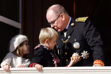 La princesse Gabriella et le prince Jacques de Monaco avec leur père le prince Albert II, à Monaco le 19 novembre 2021