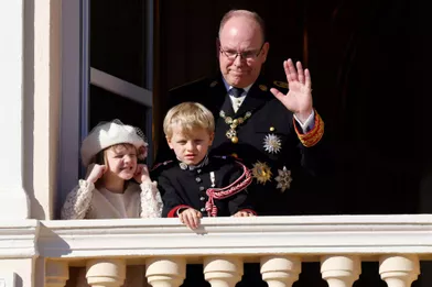 La princesse Gabriella et le prince Jacques de Monaco avec leur père le prince Albert II, au balcon du Palais princier à Monaco le 19 novembre 2021