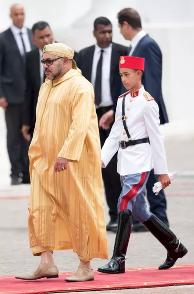  Le prince héritier Moulay El Hassan du Maroc avec son père le roi Mohammed VI, le 31 juillet 2016
