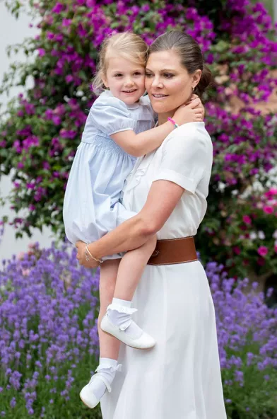 La princesse Estelle de Suède avec sa mère la princesse héritière Victoria, le 14 juillet 2016