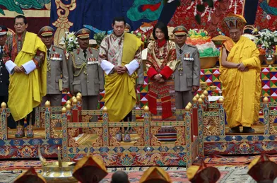 Le roi du BhoutanJigme Khesar Namgyel Wangchuck et Jetsun Pema, lors de la cérémonie bouddhistede leur mariage, le 13 octobre 2011à Punakha