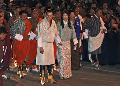 Le roi du BhoutanJigme Khesar Namgyel Wangchuck et la reine Jetsun Pema, à leur arrivée à Thimphou le 14 octobre 2011
