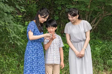 Le prince Hisahito du Japon et ses deux soeurs les princesses Kako et Mako à Tokyo, le 14 août 2017