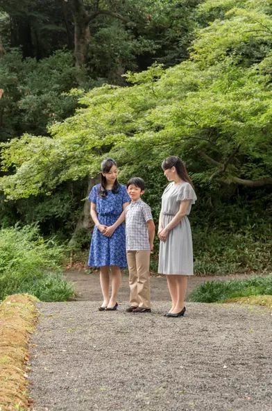 Le prince Hisahito du Japon avec ses grandes soeurs les princesses Kako et Mako à Tokyo, le 14 août 2017