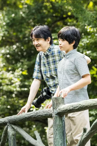 Le prince Hisahito du Japon avec son père, le prince héritier Fumihito d'Akishino à Tokyo, le 10 août 2020. Photo diffusée le 6 septembre 2020 pour ses 14 ans