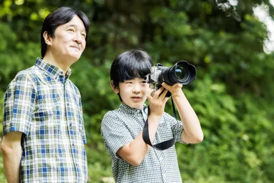 Le prince Hisahito du Japon avec son père, le prince héritier Fumihito d'Akishino, dans le jardin de leur résidence à Tokyo, le 10 août 2020. Photo diffusée le 6 septembre 2020 pour ses 14 ans