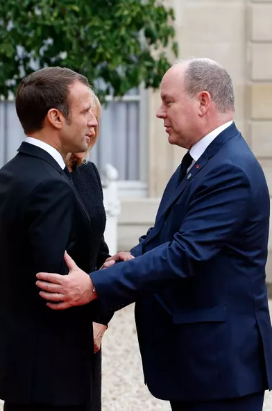 Le prince Albert II de Monaco avec Emmanuel et Brigitte Macron au Palais de l'Elysée à Paris, le 30 septembre 2019