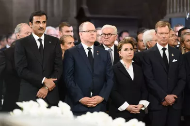Le cheikh Tamim bin Hamad al-Thani, émir du Qatar, le prince Albert II de Monaco, la grande-duchesse Maria-Teresa et le grand-duc Henri de Luxembourg aux obsèques de Jacques Chirac à Paris, le 30 septembre 2019