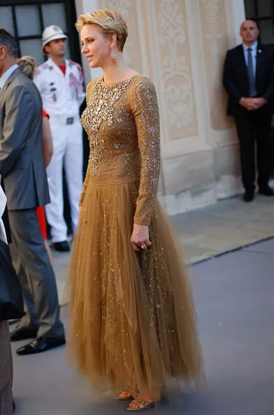 La princesse Charlène de Monaco dans une robe longue dorée pour un cocktail lors du Festival de télévision de Monte-Carlo, le 14 juin 2016