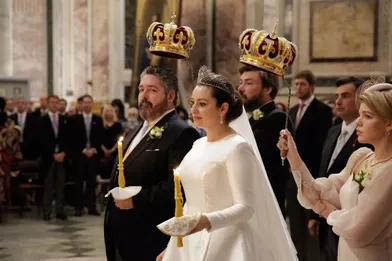 Les « shafers », Konstantin Malofeev et Alexandra Pokrov, tiennent les couronnes de mariage au-dessus des époux.