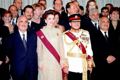 Le roi Abdallah II de Jordanie, le jour de son intronisation, avec la reine Rania et les membres de la famille royale, le 9 juin 1999