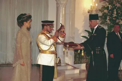 Le roi Abdallah II de Jordanie, avec la reine Rania, le jour de son intronisation le 9 juin 1999 à Amman 