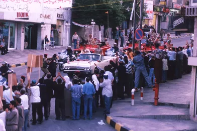Le roi Abdallah II de Jordanie, avec la reine Rania, le jour de son intronisation le 9 juin 1999 dans les rues d'Amman 