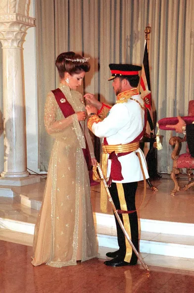 La reine Rania est décorée par son époux le roi Abdallah II de Jordanie à Amman, le 9 juin 1999