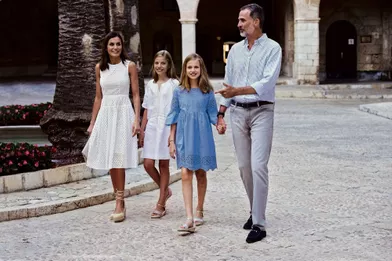Felipe VI et Letizia d’Espagne avec leurs filles, Leonor, 13 ans (à g.), et Sofia, 11 ans, cet été à Palma.