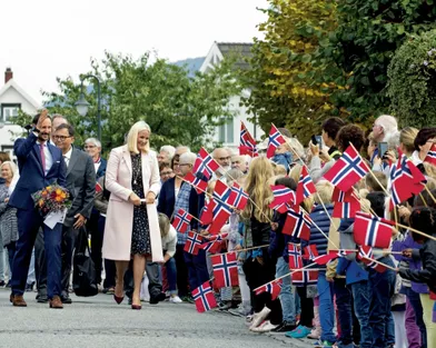 Mette-Marit de Norvège et le prince héritier lors d’un déplacement dans le comté de Vestfold, en septembre 2018.