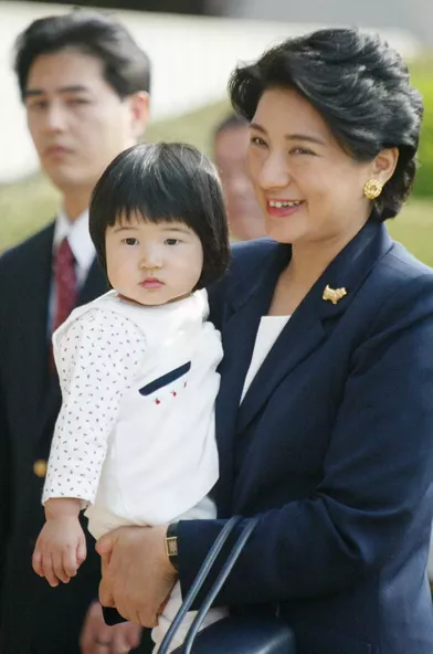 La princesse Aiko du Japon avec sa mère, le 6 mai 2003