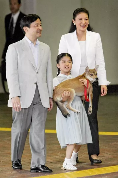 La princesse Aiko du Japon avec ses parents et son chien Yuri, le 13 août 2009