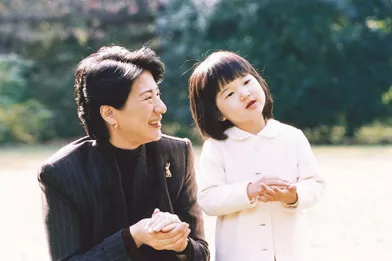 La princesse Aiko du Japon avec sa mère la princesse Masako, le 30 novembre 2004