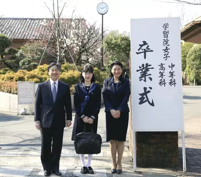 La princesse Aiko du Japon avec ses parentsle 22 mars 2017, le jour de sa remise de diplôme de la Gakushuin Girls Junior High School à Tokyo