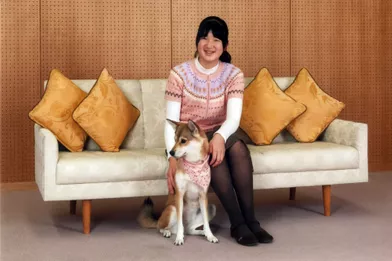 La princesse Aiko du Japon avec son chien Yuri, le 24 novembre 2014