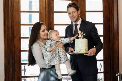 La princesse Geraldine d'Albanie découvre son gâteau d'anniversaire avec ses parents le prince Leka II et la princesse Elia à Tirana, le 22 octobre 2021