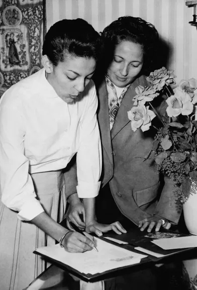 La princesse Lalla Malika du Maroc avec sa sœur la princesse Aïcha à Francfort, le 12 septembre 1956